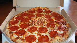 La primera pizza que se pidió a través de un ordenador fue en 1974 (y <i>Domino's Pizza</i><em></em> creyó que era una broma)<em></em>